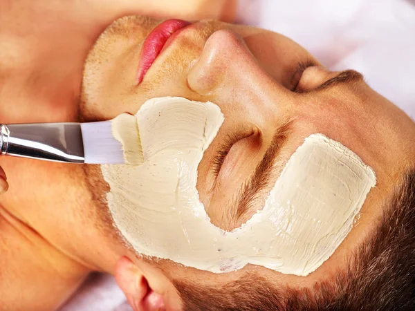 Masque facial en argile dans un spa de beauté . — Photo