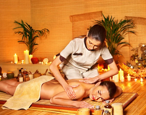 Mujer recibiendo masaje  . — Foto de Stock