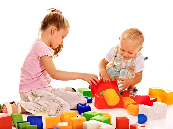 Kinderen spelen bouwstenen. — Stockfoto