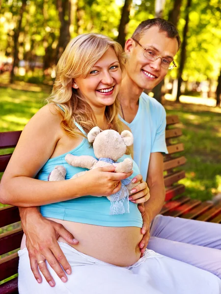 Mulher grávida com homem ao ar livre . — Fotografia de Stock