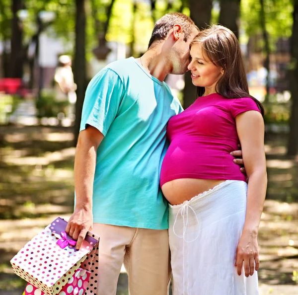 Femme enceinte avec homme en plein air . — Photo