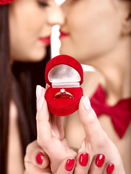 Δύο σέξι γυναίκες λεσβίες με το γαμήλιο δαχτυλίδι. — Φωτογραφία Αρχείου