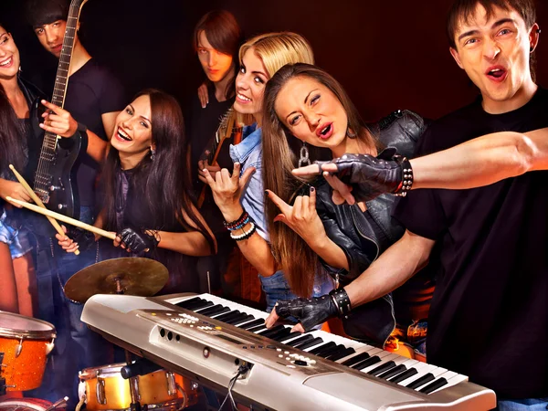 Banda tocando instrumento musical . — Foto de Stock