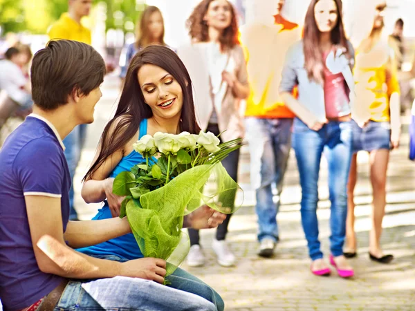 Pareja de adolescente en la fecha al aire libre . — Foto de Stock