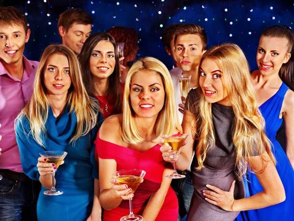 Grupo de personas bailando en la fiesta . — Foto de Stock