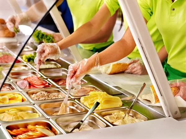 Bandeja com comida em vitrine na cafetaria — Fotografia de Stock