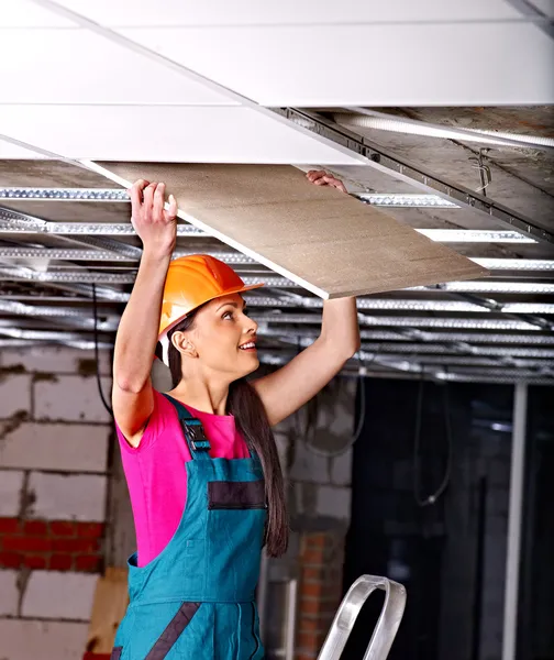 Man installeren verlaagde plafond — Stockfoto