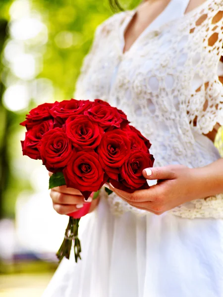 Bride with rose bouquet — Stock Photo, Image