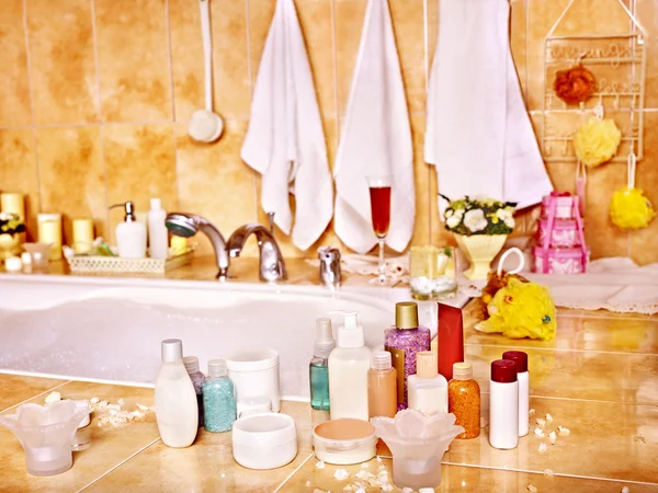 Interior del baño con bañera de burbujas . — Foto de Stock