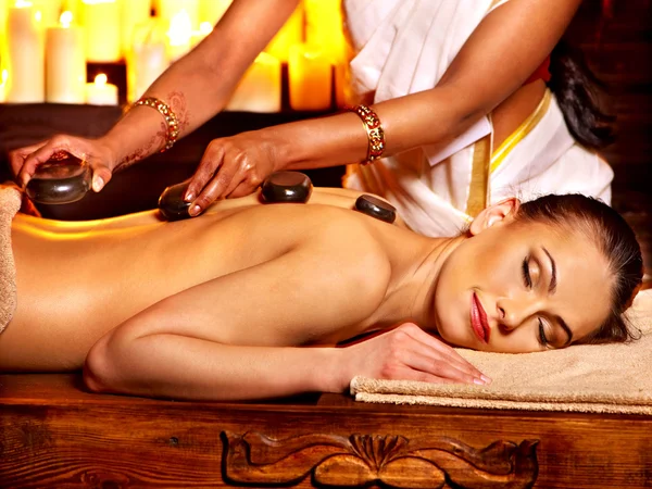 Mulher com massagem de pedra ayurvédica . — Fotografia de Stock
