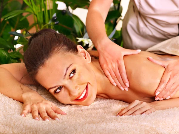 Frau bekommt Gesichtsmassage . — Stockfoto