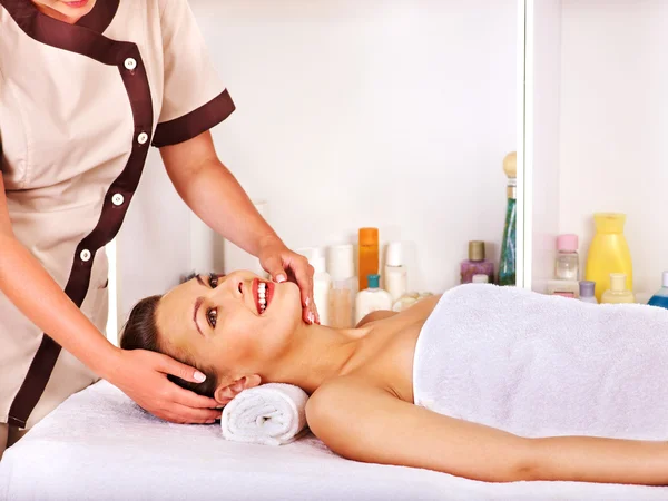 Mujer recibiendo masaje facial  . —  Fotos de Stock