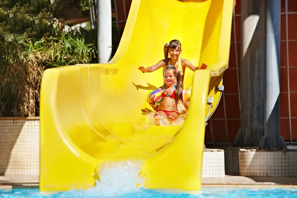 Kind auf Wasserrutsche im Aquapark. — Stockfoto