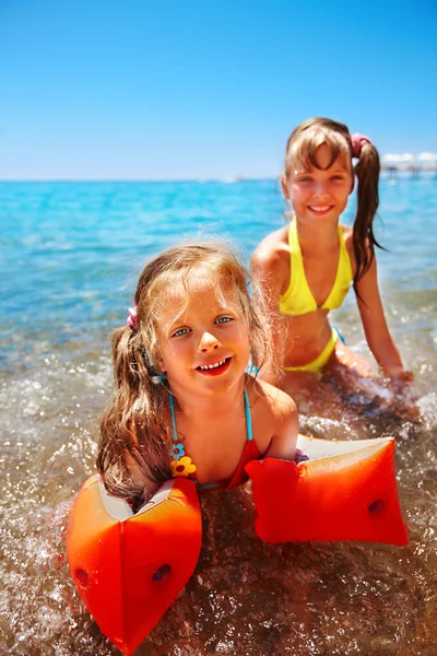 Crianças brincando na praia . — Fotografia de Stock