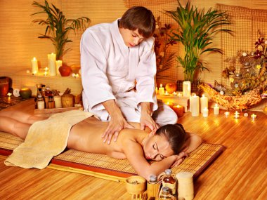 terapist germe masaj kadın için veriyor..