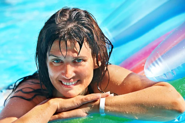 ビーチの膨脹可能なマットレスで泳いでいる女性. — ストック写真