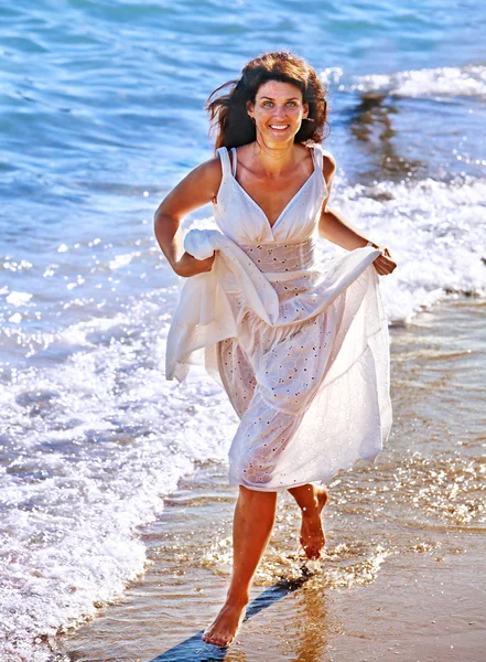 Frau läuft am Strand. — Stockfoto