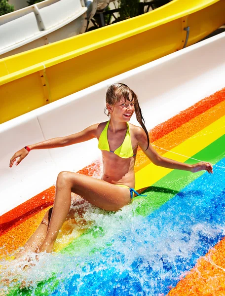 Kind in bikini glijden waterpark. — Stockfoto