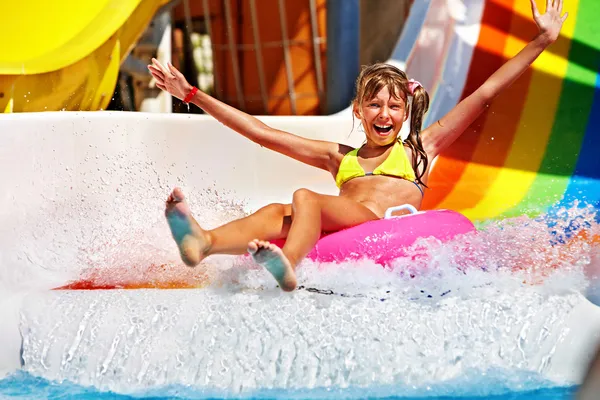 Kind in bikini glijden waterpark. — Stockfoto