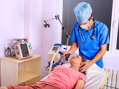 hasta giyen anestezi maskesi