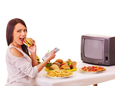 hızlı yemek yeme ve tv izlerken kadın.
