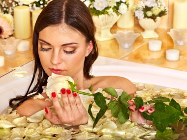 nemlendirici uygulayarak kadın.