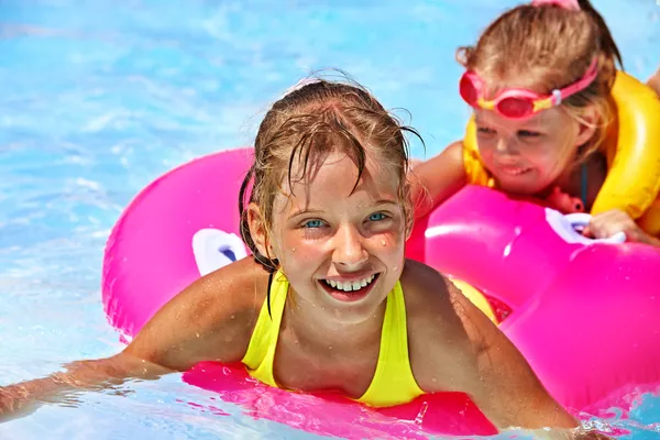 Děti v bazénu iat záchranná vesta. — Stock fotografie