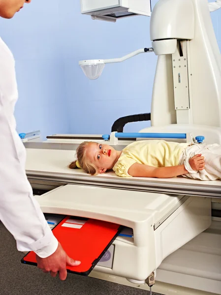 Paziente pediatrico in sala raggi X . — Foto Stock