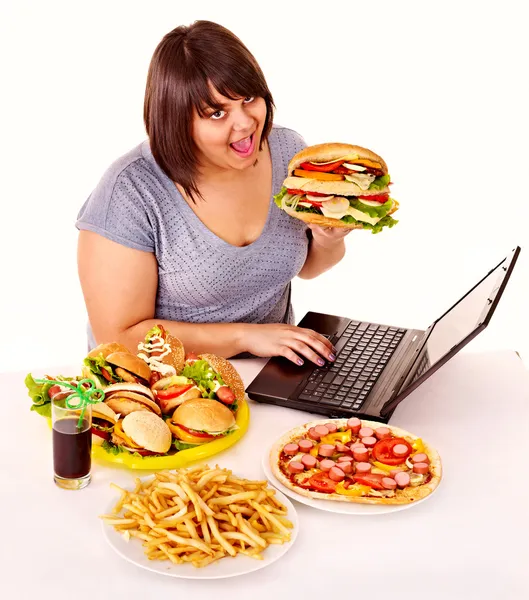 Mulher comendo junk food . — Fotografia de Stock