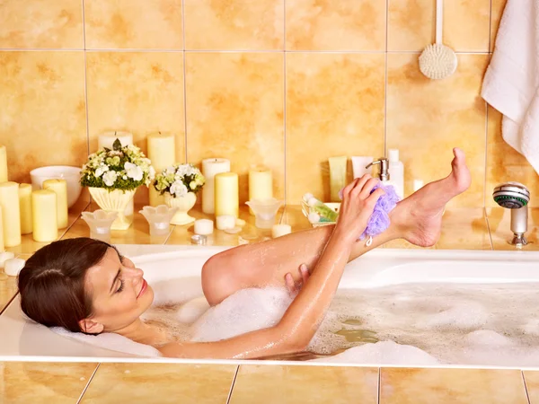 Frau wäscht Bein in Badewanne. — Stockfoto