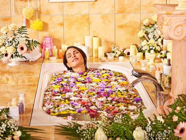 Femme prenant un bain avec des fleurs — Photo