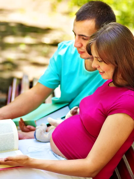 Mujer embarazada con hombre al aire libre . — Foto de Stock