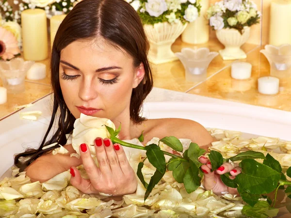 Mujer aplicando crema hidratante . —  Fotos de Stock