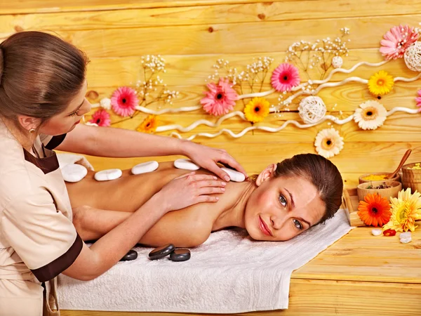 Mulher recebendo pedra massagem terapia  . — Fotografia de Stock