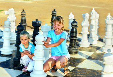 Çocuk açık satranç oyun.