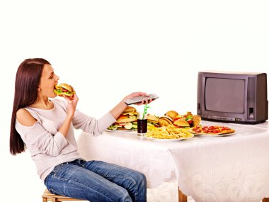 hızlı yemek yeme ve tv izlerken kadın.
