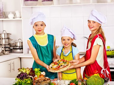 çocuklar kurabiye pişirin.