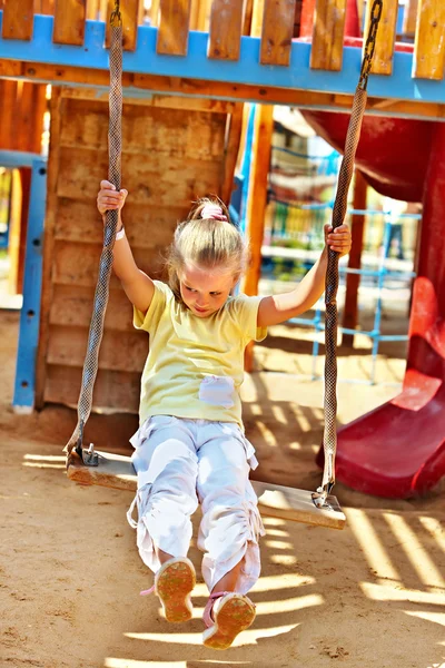 Enfant balançant sur une balançoire — Photo