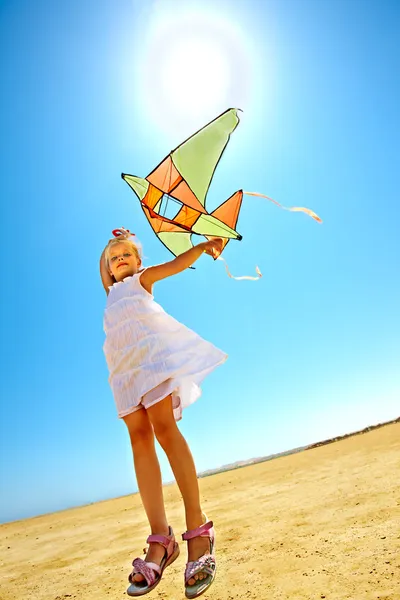 Kid vliegende kite buiten. — Stockfoto