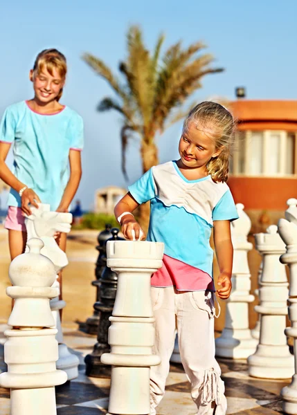 Τα παιδιά παίζουν σκάκι εξωτερική. — Φωτογραφία Αρχείου