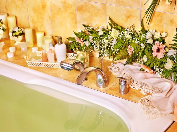Interior del baño con bañera de burbujas . —  Fotos de Stock