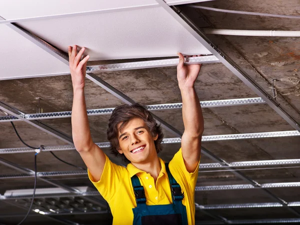 Man installeren verlaagde plafond — Stockfoto