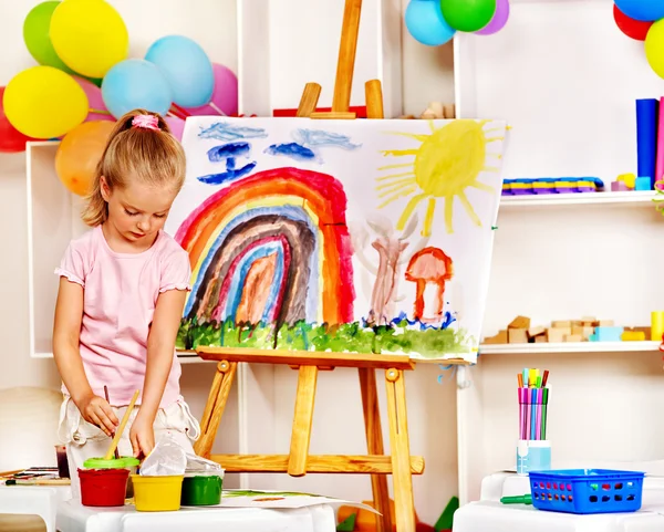 Barn måla vid staffli. — Stockfoto