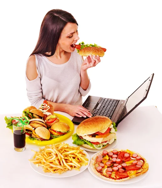 Frau isst Junk Food. — Stockfoto