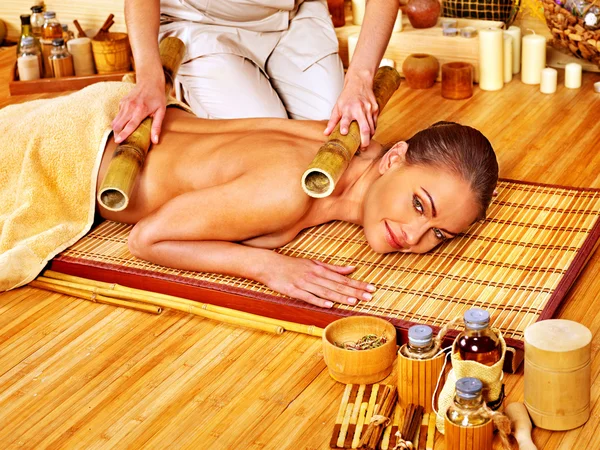 Kvinna får bambu massage. — Stockfoto