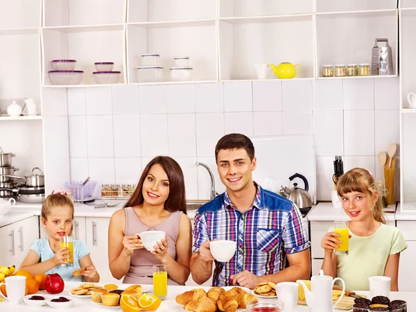 Família tomando café da manhã . — Fotografia de Stock