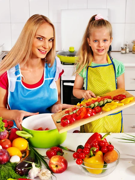 Moeder en dochter koken in de keuken. — Stockfoto