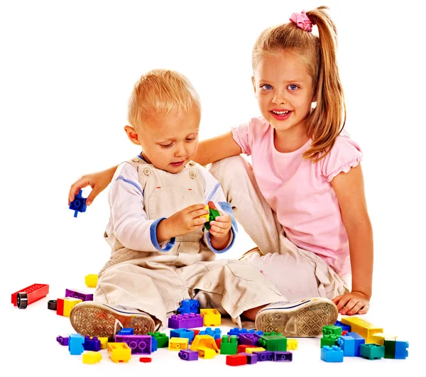 Barnen leker byggstenar. — Stockfoto