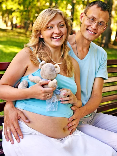 Gravid kvinna med man utomhus. — Stockfoto