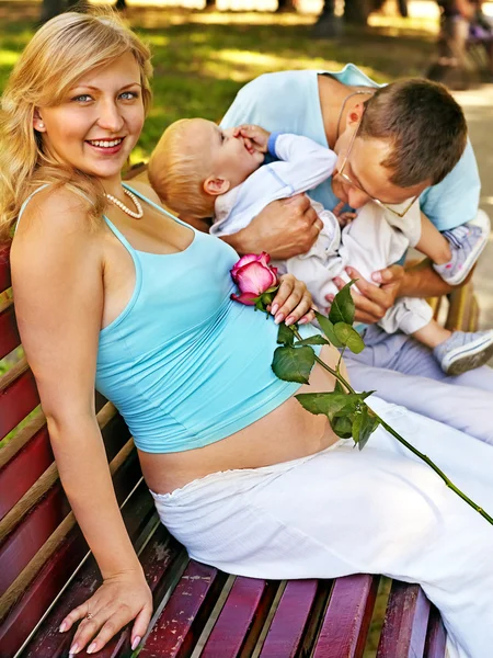 Schwangere im Freien. — Stockfoto